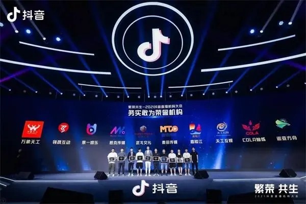 快手上线喜翻，抖音推出群聊，短视频社交会成为下一个增长点吗？